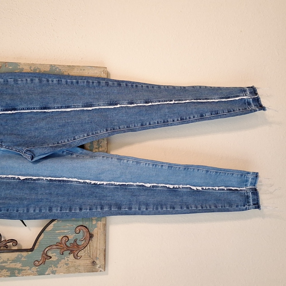 FASHION NOVA Two toned Denim Frayed Skinny Jeans. Excellent Condition Size 7 - Picture 6 of 14